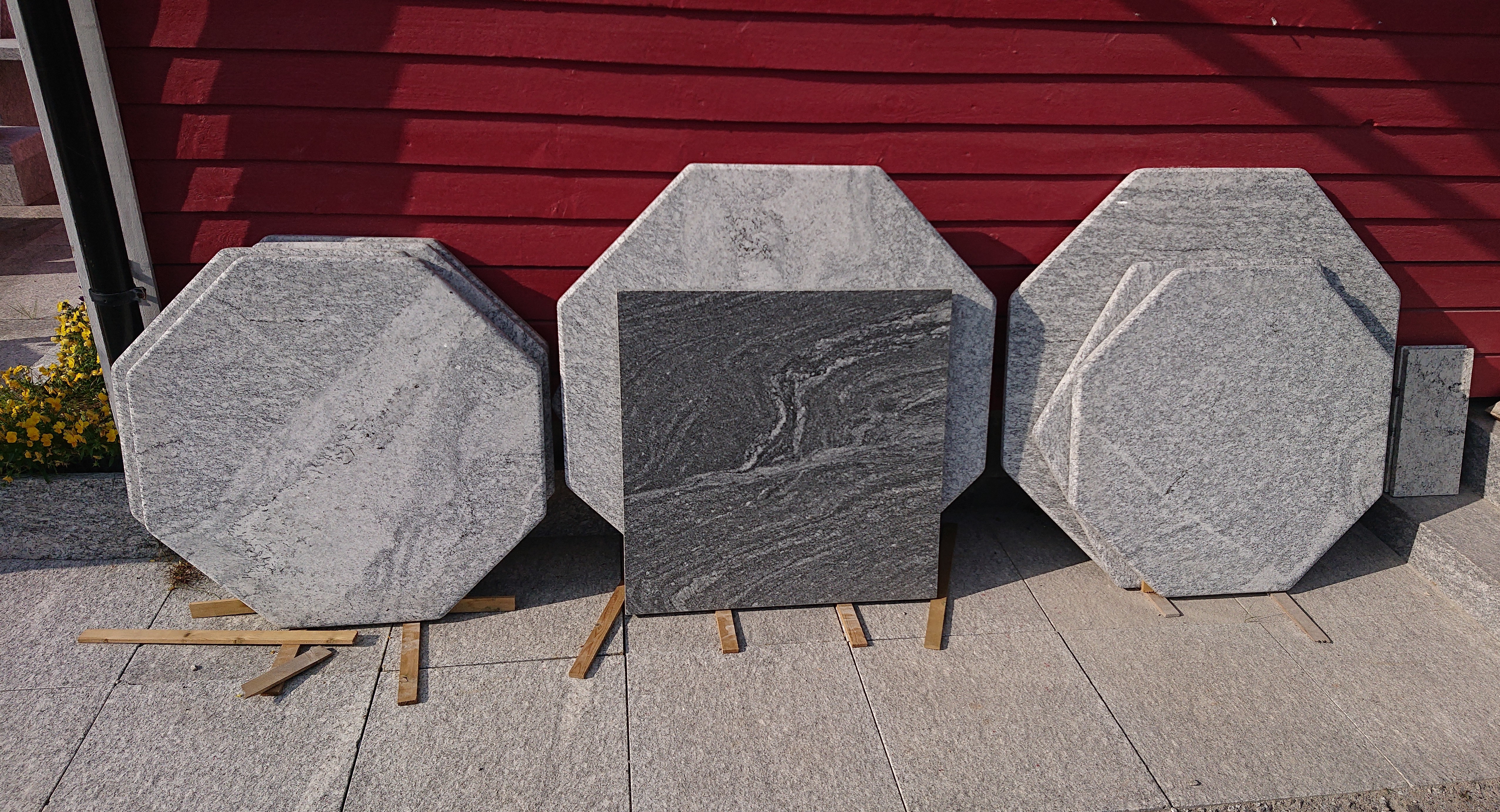 granittbenkeplate med unikt mønster